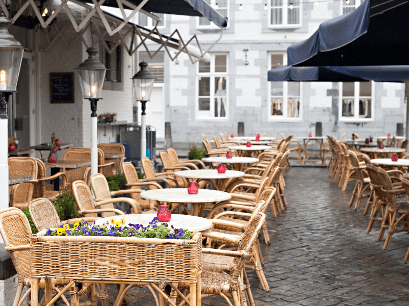 Gezellig terras op een plein in Maastricht.